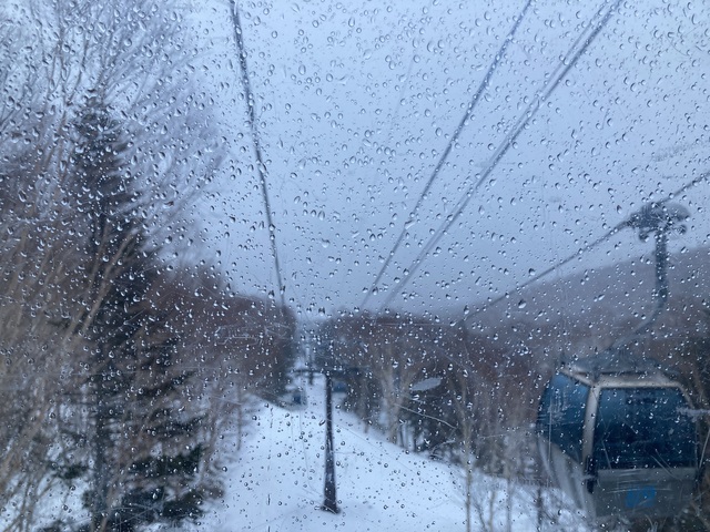 山頂は雪、山麓はみぞれ雨、板はよく走ります。
