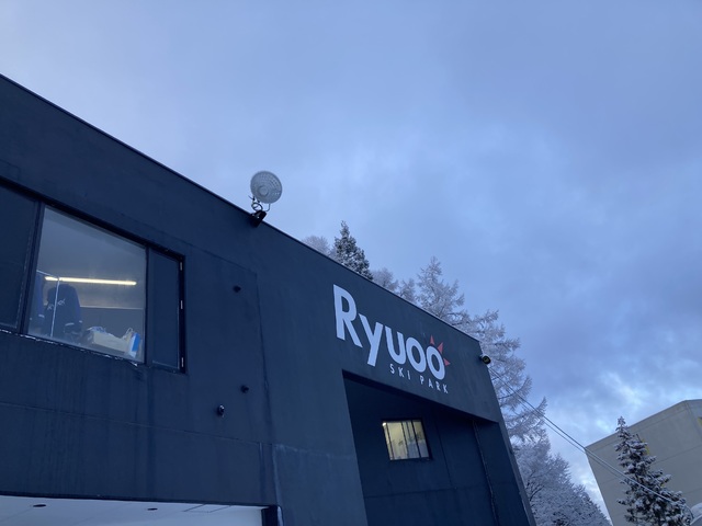 初・滑走。どのリフト券売り場が一番いいのかわからず手間取りました。下は、ジャワ雪、上はキュンといい雪、木落しBowlは、キビシかった。